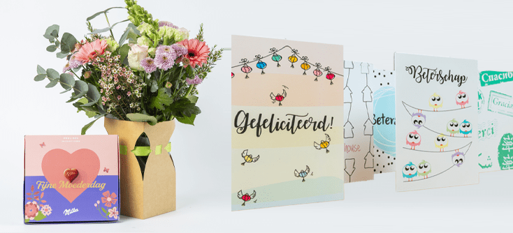 Bloemen met cadeau en kaart