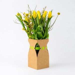 Geel tulpenboeket met M&M's Giftbox Pasen
