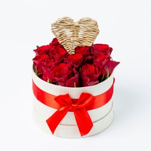 Hoedendoosje Happy Valentine met rode rozen en rode strik