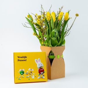 Geel tulpenboeket met M&M's Giftbox Pasen