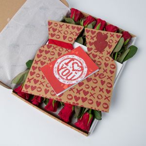 Rode rozen inclusief vouwvaas met hartjes