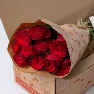 Rode rozen voor Valentijnsdag in een Love hoes