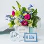 Geboorteboeket met blauw Richie tutteldoekje en wenskaartje