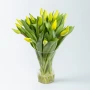 Bos gele tulpen in een vaas