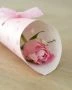 Roze roos in roze koker voor de liefste Mama