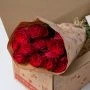 Rode rozen voor Valentijnsdag in een Love hoes