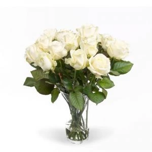 Bos witte rozen in vaas