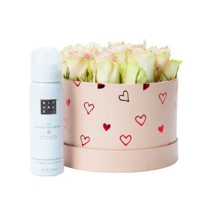 Bloemstuk rozentaartje met roze rozen en Rituals Foaming Shower Gel (50ml)