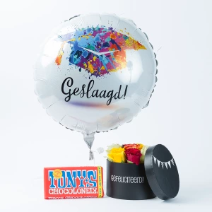 Combi Deal Geslaagd met folieballon, bloemstuk en Tony's Chocolonely Melk reep