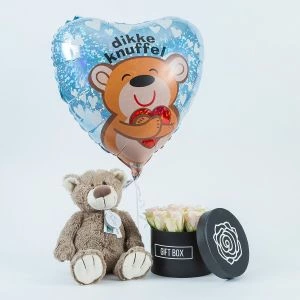 Dikke knuffel cadeaupakket met Bear Bella, bloemstuk en dikke knuffel ballon