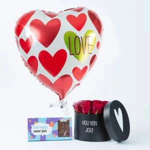 Combi Deal I Love You met bloemstuk met rode rozen en chocoladereep