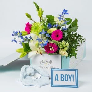 Geboorteboeket met blauw Richie tutteldoekje en wenskaartje