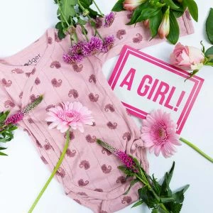 Kraampakket bloemen - Roze Lodger romper - A Girl wenskaart