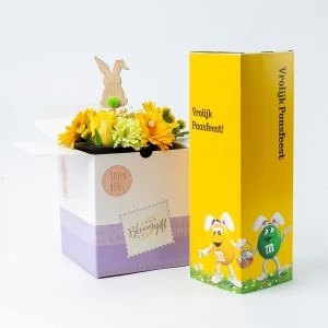 Paasbloemstuk met M&M's Pasen cadeaupakket