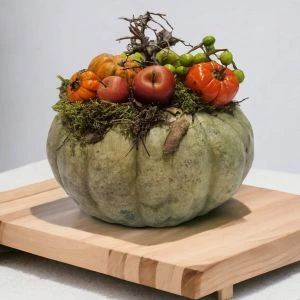 Pompoen decoratie op houten plank