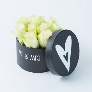 Bloemstuk mr & mrs met witte rozen