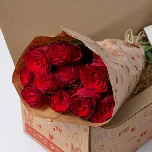 Rode rozen voor Valentijnsdag in een Love hoes